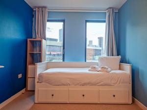 ロンドンにあるPass the Keys The perfect stayの青い壁のベッドルーム1室、窓付きのベッド1台が備わります。