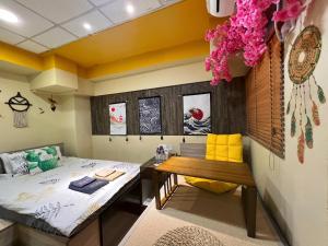 Dormitorio con letto e scrivania. di AMU Dreamhouse 阿木旅舍 a Hong Kong