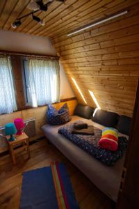 Zimmer mit einem Bett in einem Blockhaus in der Unterkunft Haus Fichtelgebirge in Nagel