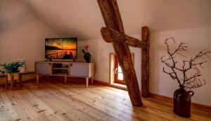 a living room with a wooden cross in a room at Ferienwohnung Bolbritz in Bautzen