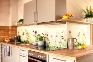 una cocina con un mural de flores en la pared en Ferienwohnung Bolbritz en Bautzen