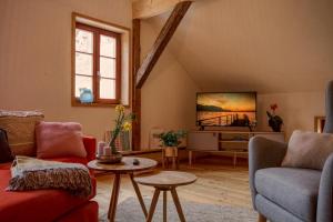 sala de estar con 2 sofás y TV en Ferienwohnung Bolbritz en Bautzen