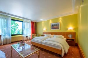 Ein Bett oder Betten in einem Zimmer der Unterkunft Insel-Hotel Heilbronn