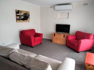 Χώρος καθιστικού στο Comfortable three bedroom home close to the beach