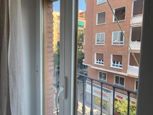 uma janela com vista para um edifício em Lovely studio con balconcitos em Madri