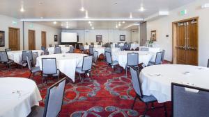 Ресторан / где поесть в Hotel Room - Silver Baron Lodge Hotel Room