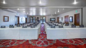 Бизнес-центр и/или конференц-зал в Hotel Room - Silver Baron Lodge Hotel Room +18 фотографий