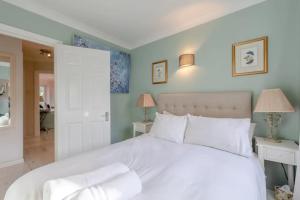 a bedroom with a large white bed and two lamps at Spacious 2 Bedroom Flat in Wandsworth in London