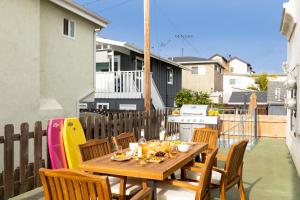 y balcón con mesa y sillas de madera. en Sonrisa II by AvantStay Home w Views in Pacific Beach Mins to Belmont Park, en San Diego