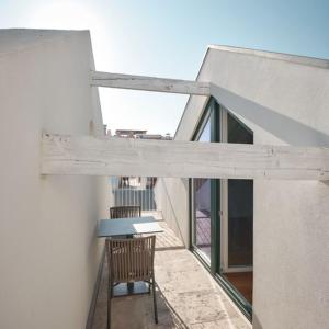 - Balcón con mesa y silla en un edificio en Look Living, Lisbon Design Apartments, en Lisboa
