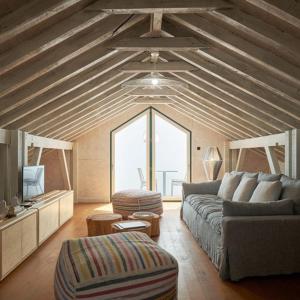 里斯本Look Living, Lisbon Design Apartments的带沙发和电视的客厅