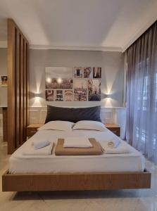 um quarto com uma cama grande com duas toalhas em Center Point Thessaloniki em Tessalônica