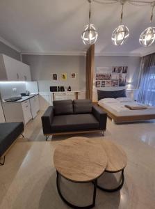 uma sala de estar com um sofá e uma mesa em Center Point Thessaloniki em Tessalônica
