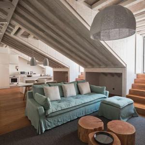 un soggiorno con divano blu e tavolo di Look Living, Lisbon Design Apartments a Lisbona