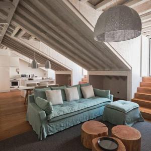 里斯本Look Living, Lisbon Design Apartments的客厅配有蓝色的沙发和桌子