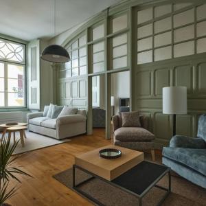 里斯本Look Living, Lisbon Design Apartments的有两张沙发和一张咖啡桌的客厅 更多37张照片