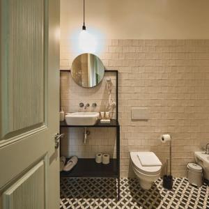 La salle de bains est pourvue d'un lavabo, de toilettes et d'un miroir. dans l'établissement Look Living, Lisbon Design Apartments, à Lisbonne