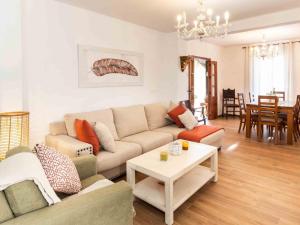 a living room with a couch and a table at Casa de Las Granadas in Nigüelas