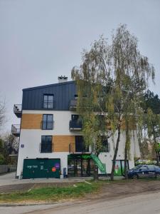 un edificio con un parque infantil delante de él en Apartament Imara-klimatyzacja, miejsce parkingowe en Lodz