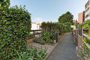 un giardino con piante e una recinzione di Cap d'Agde Studio - Port a Cap d'Agde