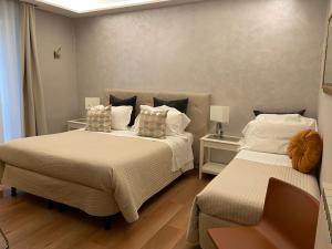 フィレンツェにあるSoggiorno Alessandraのベッドルーム1室(ベッド2台、椅子付)