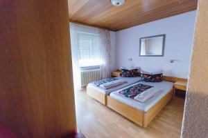 1 dormitorio con 2 camas y ventana en Hotel Fantastic, en Neckartenzlingen