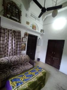 - un salon avec un canapé et un plafond dans l'établissement Savitri Palace, à Pushkar