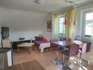 sala de estar con sofá y mesa en Ferienwohnung Gundacker en Dobersberg