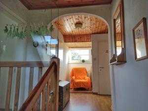 un pasillo con una silla naranja en una casa en Ferienwohnung Gundacker en Dobersberg