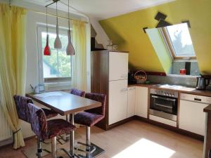 cocina con mesa y sillas en una habitación en Ferienwohnung Gundacker en Dobersberg