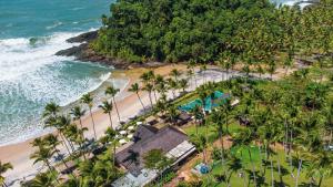 eine Luftblick auf einen Strand mit Palmen in der Unterkunft São José Beach Club & Hotel in Itacaré