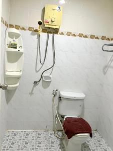 ein Bad mit einem WC und einem Haartrockner in der Unterkunft Lamai Apartment in Patong Beach