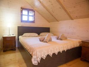 um quarto com uma cama grande num camarote em Kuca Dide Juke pod Lipovcem em Gospić