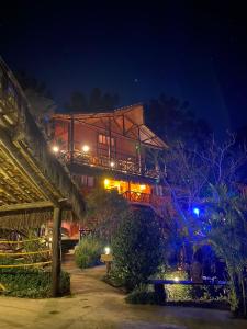 un hotel por la noche con un edificio con luces en Pousada Casa de Mauá, en Visconde De Maua