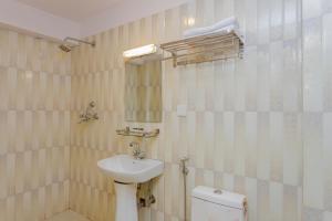 加德滿都的住宿－OYO 795 Hotel Holiday Inn，浴室配有白色水槽和卫生间。