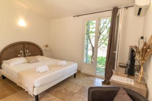 1 dormitorio con cama y ventana grande en A Machja en Olmiccia