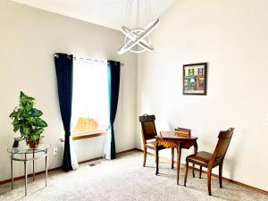 Un comedor con mesa y sillas y una ventana. en Artsy Home close to USAFA with Fireplace and Patio, en Colorado Springs