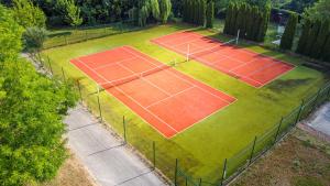 Tenis alebo squash v ubytovaní Hotel Galant Lednice alebo jeho okolí