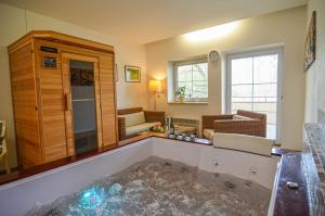 eine große Badewanne in einem Zimmer mit in der Unterkunft Hotel Galant Lednice in Lednice