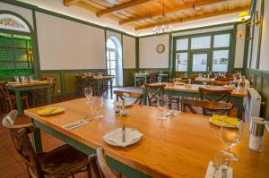 Reštaurácia alebo iné gastronomické zariadenie v ubytovaní Hotel Galant Lednice