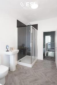 y baño con ducha, aseo y lavamanos. en Leisure/Business 3 Bedroom House with Parking, en Crewe