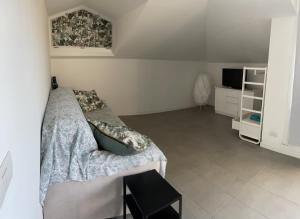 a bedroom with a bed and a tv in it at Guesthouse Villa Jung in Bordighera