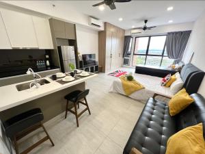 Nhà bếp/bếp nhỏ tại FREE PARKING # 2 Bed Family BellSuite - Sepang KLIA Kota Warisan