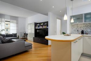 Kuchyň nebo kuchyňský kout v ubytování Stylish condo garibaldi sempione 85m2 - self check-in