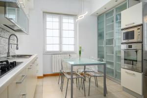 Kuchyň nebo kuchyňský kout v ubytování Stylish condo garibaldi sempione 85m2 - self check-in