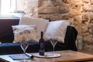 - une bouteille de vin sur une table avec deux verres dans l'établissement Apartment Time Old Town, à Dubrovnik