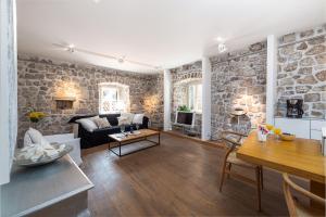 - un salon avec un mur en pierre dans l'établissement Apartment Time Old Town, à Dubrovnik
