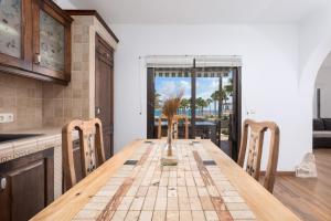 a kitchen and dining room with a table and chairs at Casa Silvia, casa con jardín y vista al mar in Costa Calma