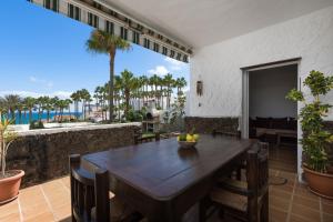 a dining room with a table and a view of the ocean at Casa Silvia, casa con jardín y vista al mar in Costa Calma