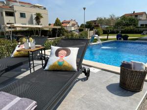 Bazén v ubytovaní Family Villa Mare for max 8 person with jacuzzi Kukci Poreč countryside alebo v jeho blízkosti